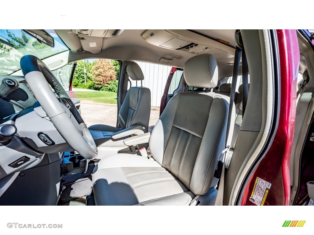2009 Town & Country Touring - Inferno Red Crystal Pearl / Medium Pebble Beige/Cream photo #17
