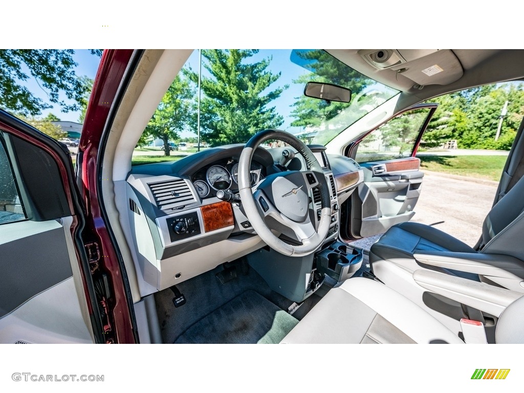 2009 Town & Country Touring - Inferno Red Crystal Pearl / Medium Pebble Beige/Cream photo #19