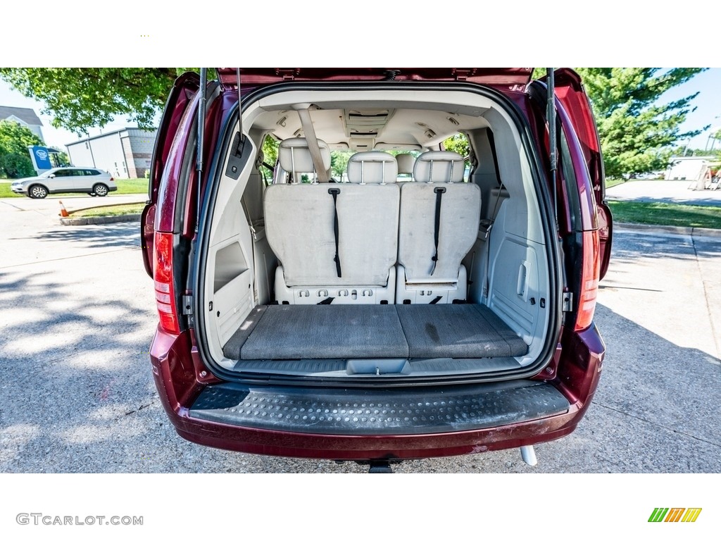 2009 Town & Country Touring - Inferno Red Crystal Pearl / Medium Pebble Beige/Cream photo #22