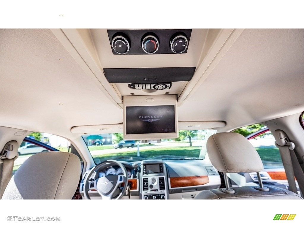 2009 Town & Country Touring - Inferno Red Crystal Pearl / Medium Pebble Beige/Cream photo #24