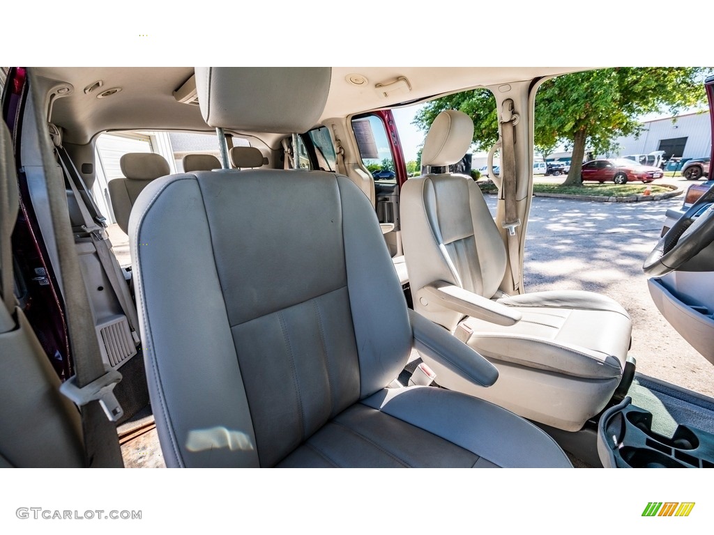 2009 Town & Country Touring - Inferno Red Crystal Pearl / Medium Pebble Beige/Cream photo #27
