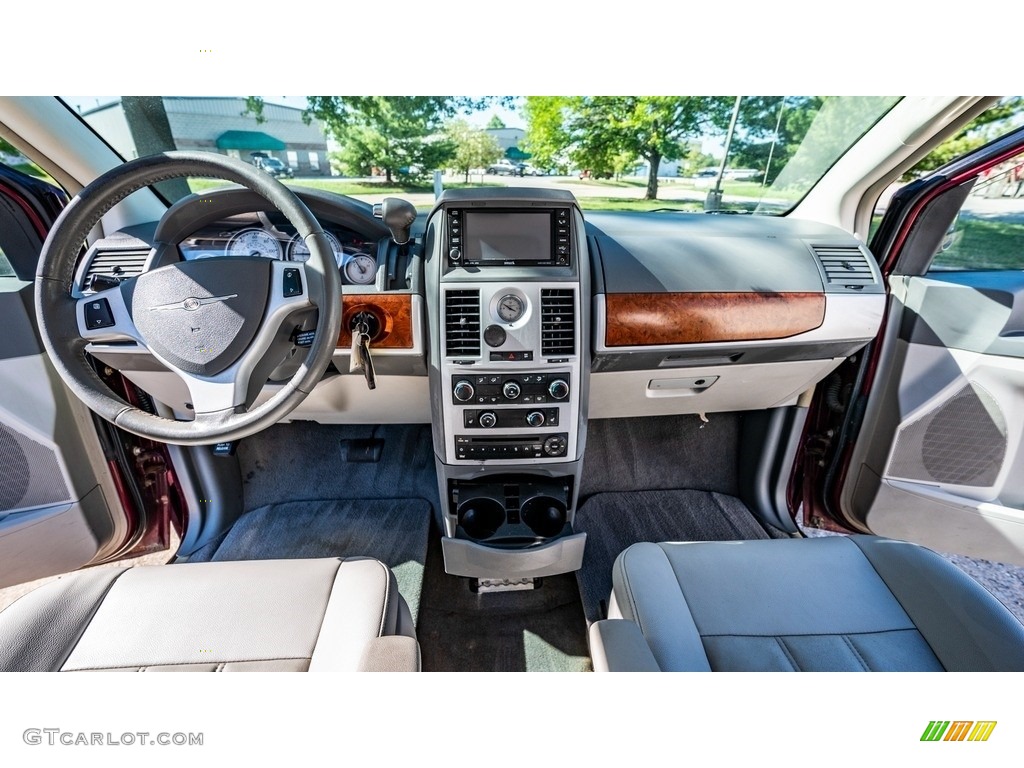 2009 Town & Country Touring - Inferno Red Crystal Pearl / Medium Pebble Beige/Cream photo #28