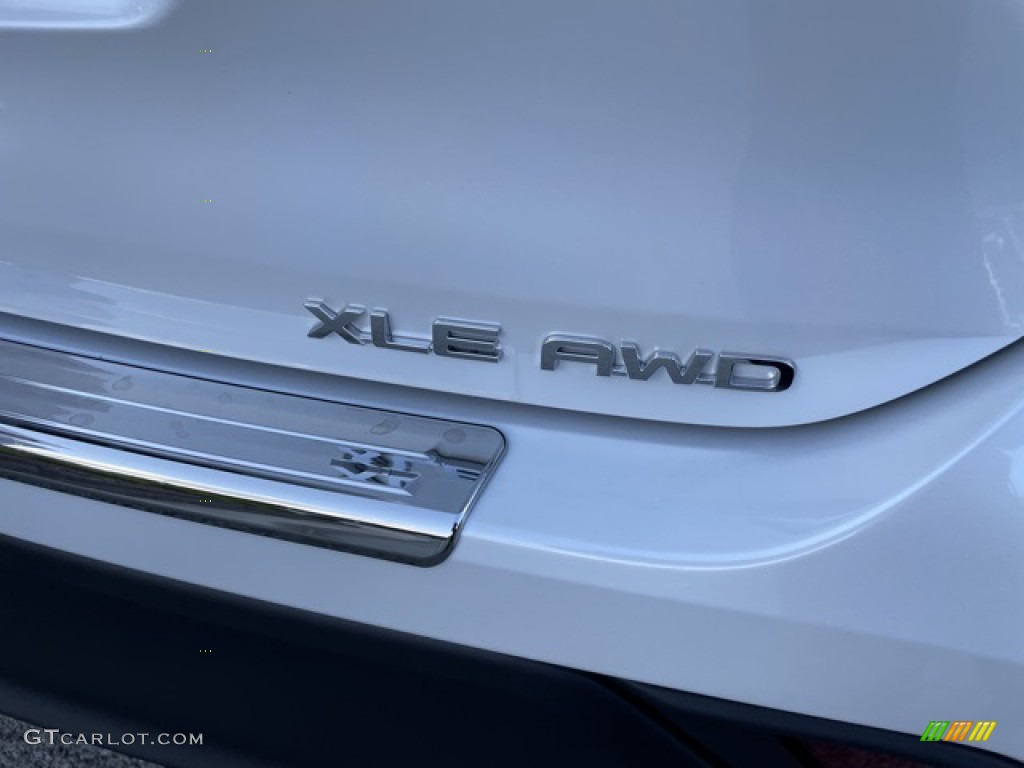 2022 Highlander XLE AWD - Wind Chill Pearl / Graphite photo #24