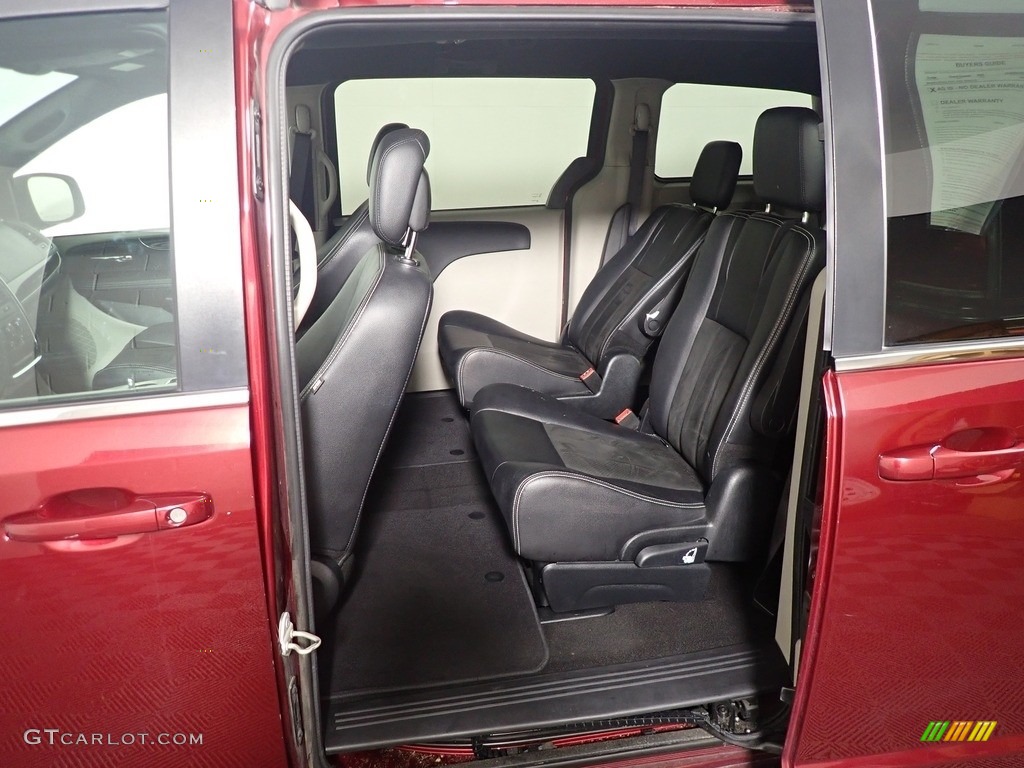 2020 Grand Caravan SXT - Octane Red Pearl / Black photo #35