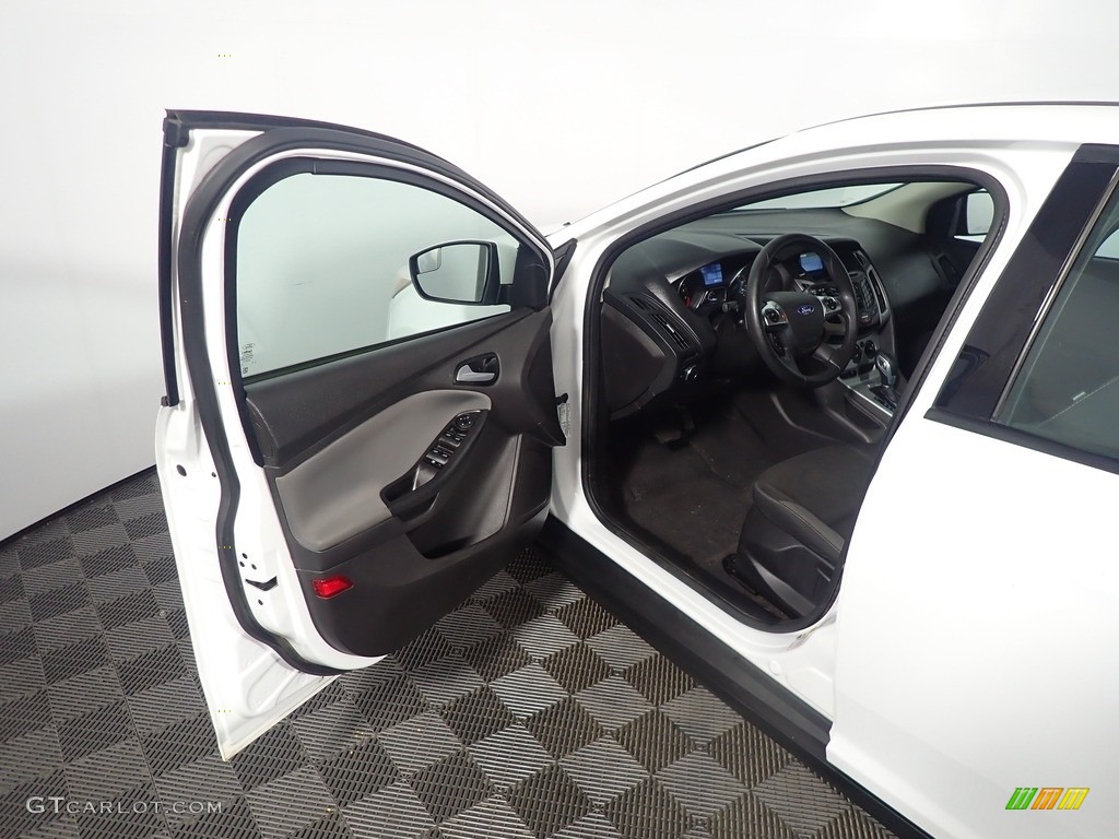 2014 Focus SE Sedan - Oxford White / Charcoal Black photo #18