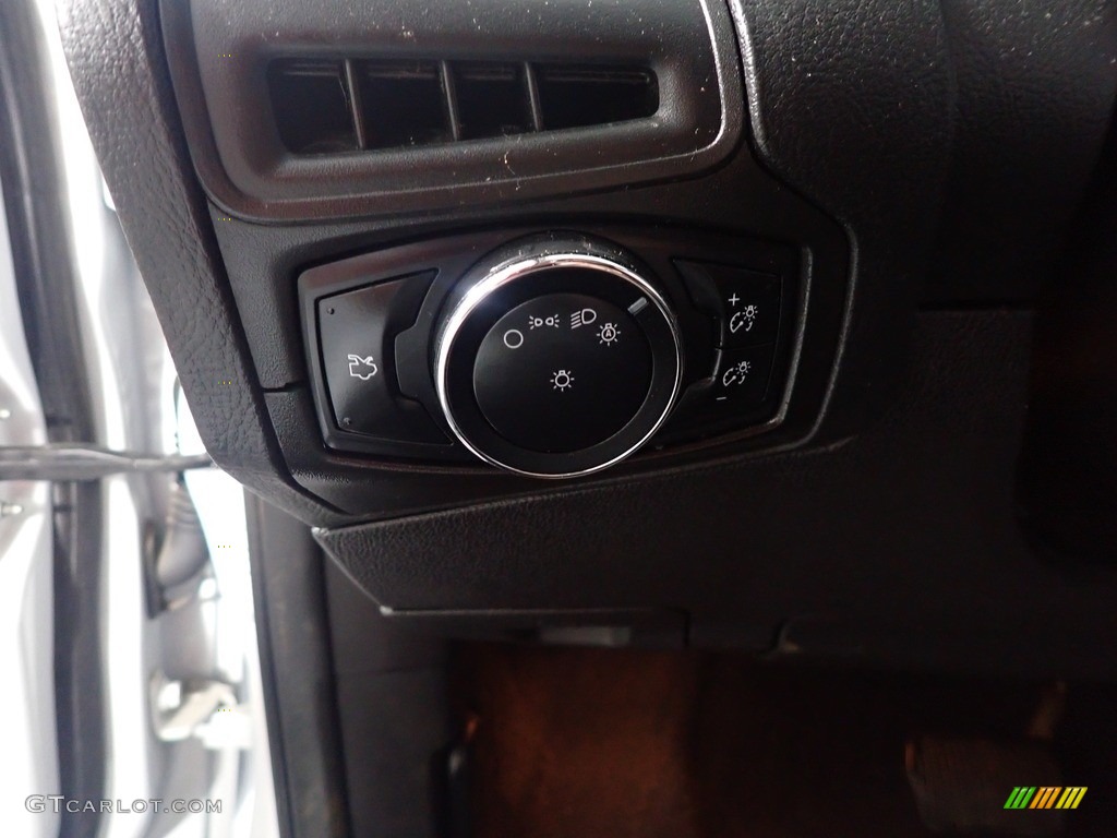 2014 Focus SE Sedan - Oxford White / Charcoal Black photo #28