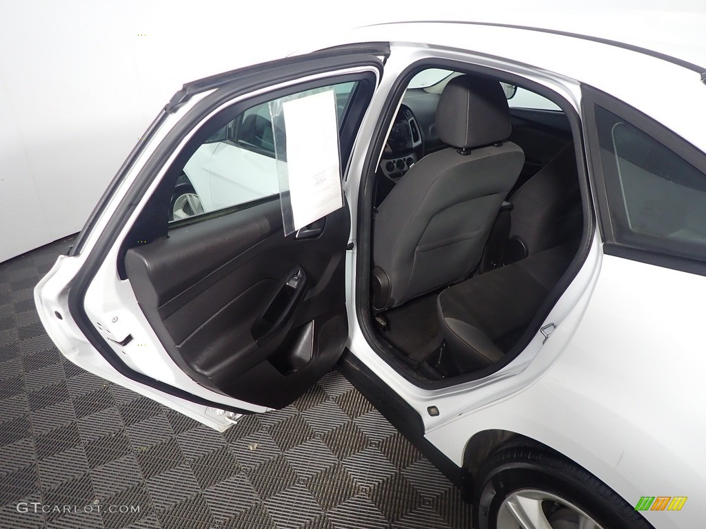 2014 Focus SE Sedan - Oxford White / Charcoal Black photo #31