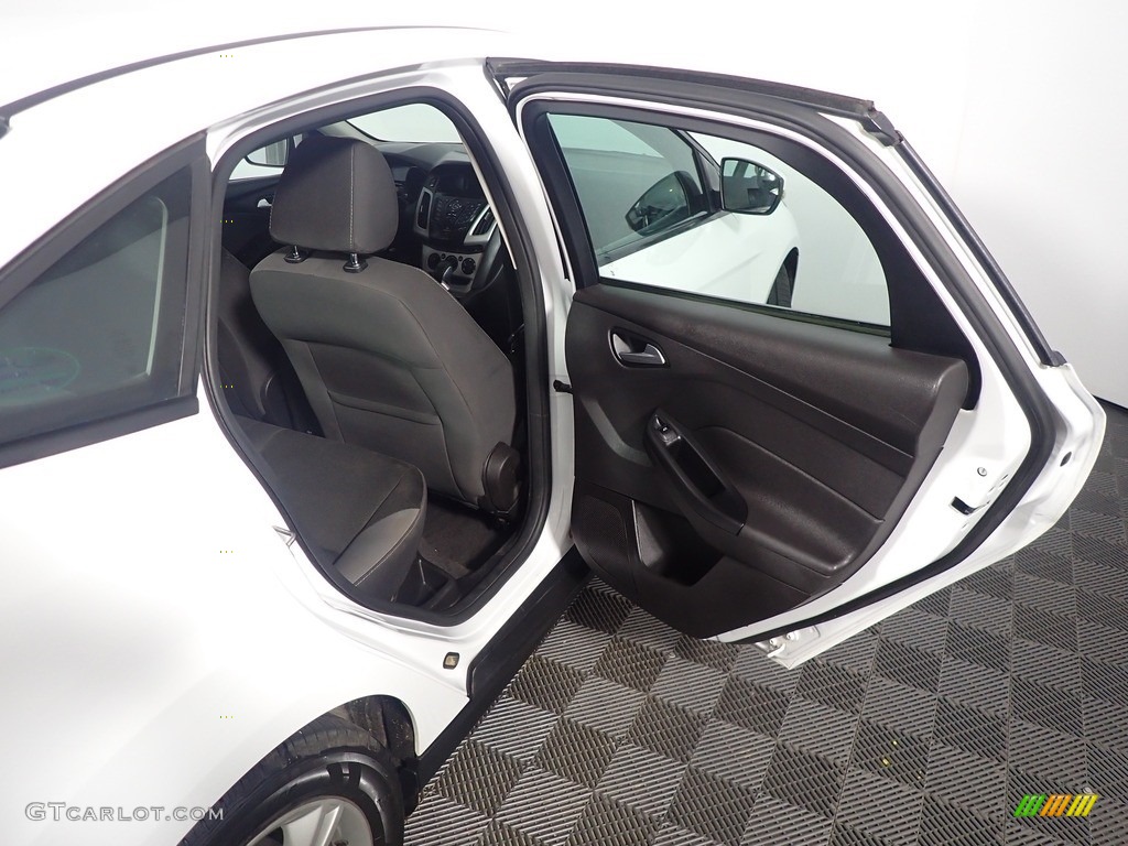 2014 Focus SE Sedan - Oxford White / Charcoal Black photo #33