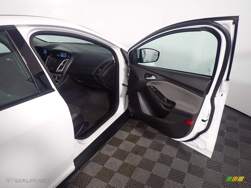 2014 Focus SE Sedan - Oxford White / Charcoal Black photo #35