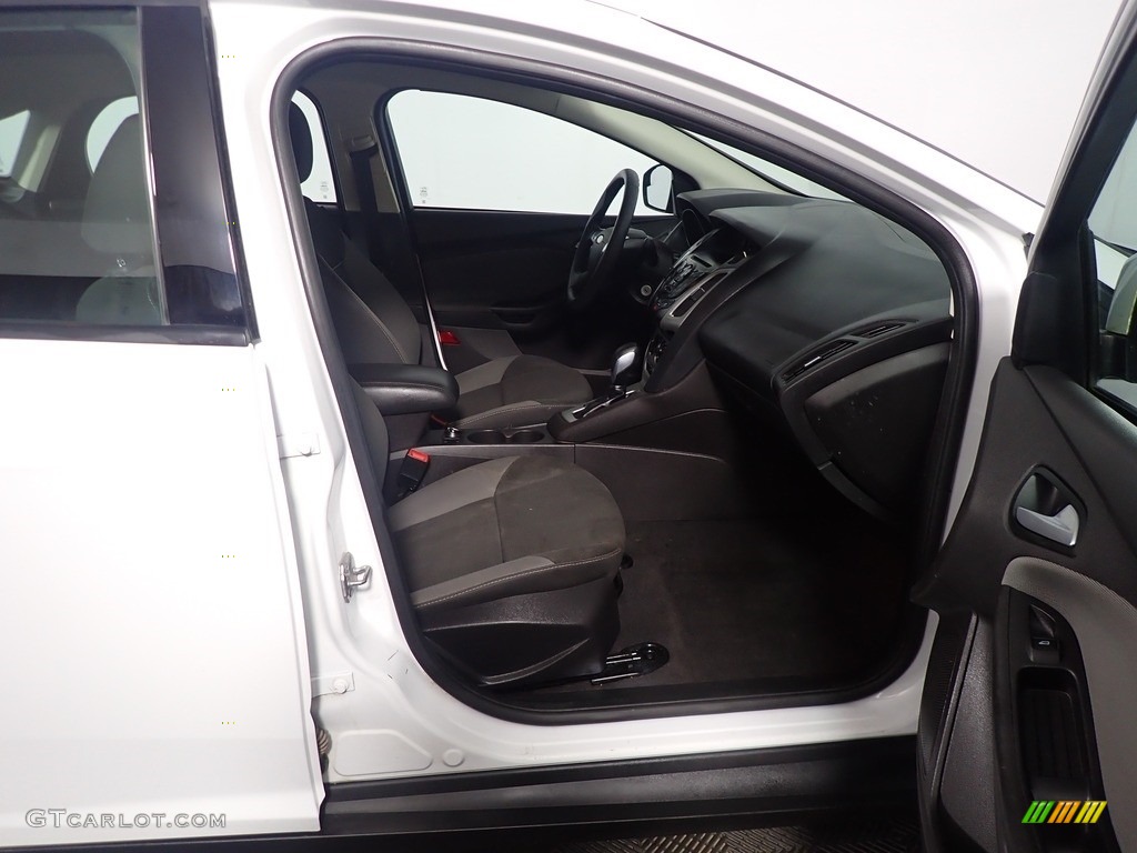2014 Focus SE Sedan - Oxford White / Charcoal Black photo #36