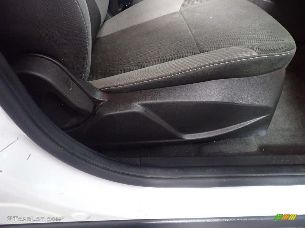 2014 Focus SE Sedan - Oxford White / Charcoal Black photo #37