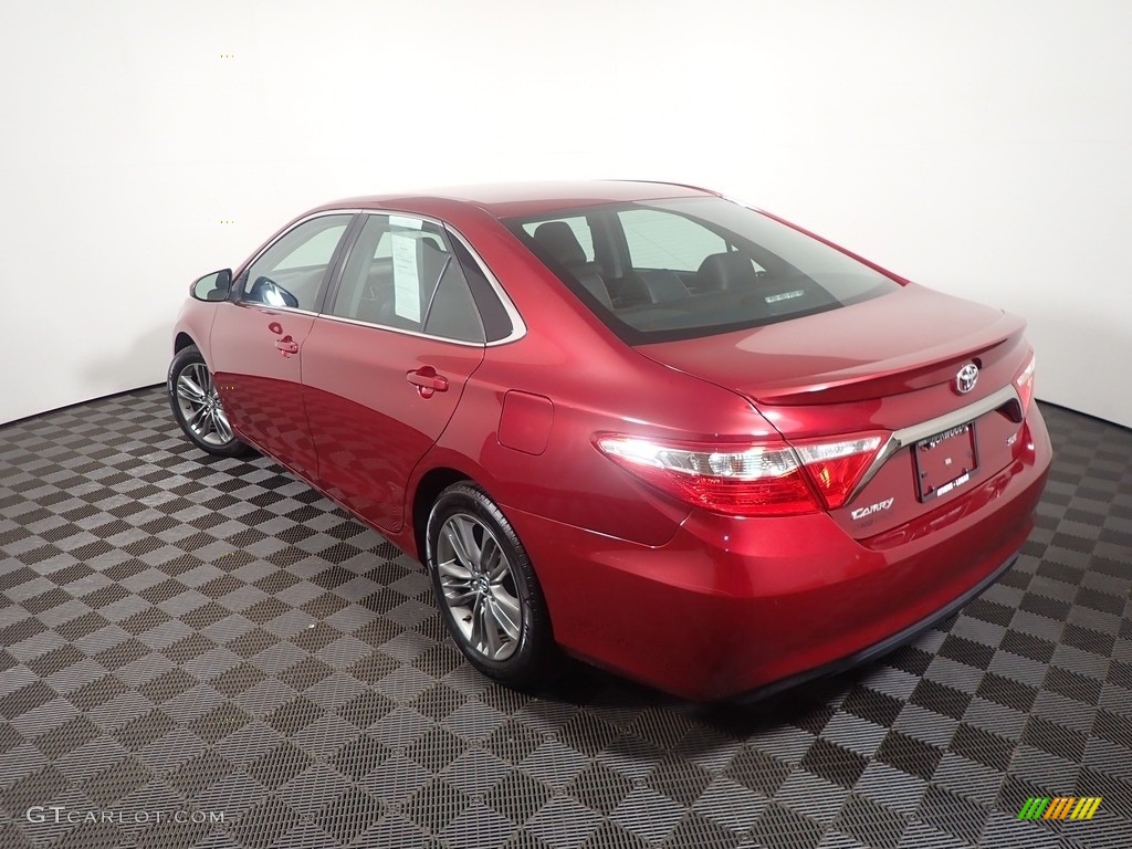 2015 Camry SE - Ruby Flare Pearl / Black photo #11