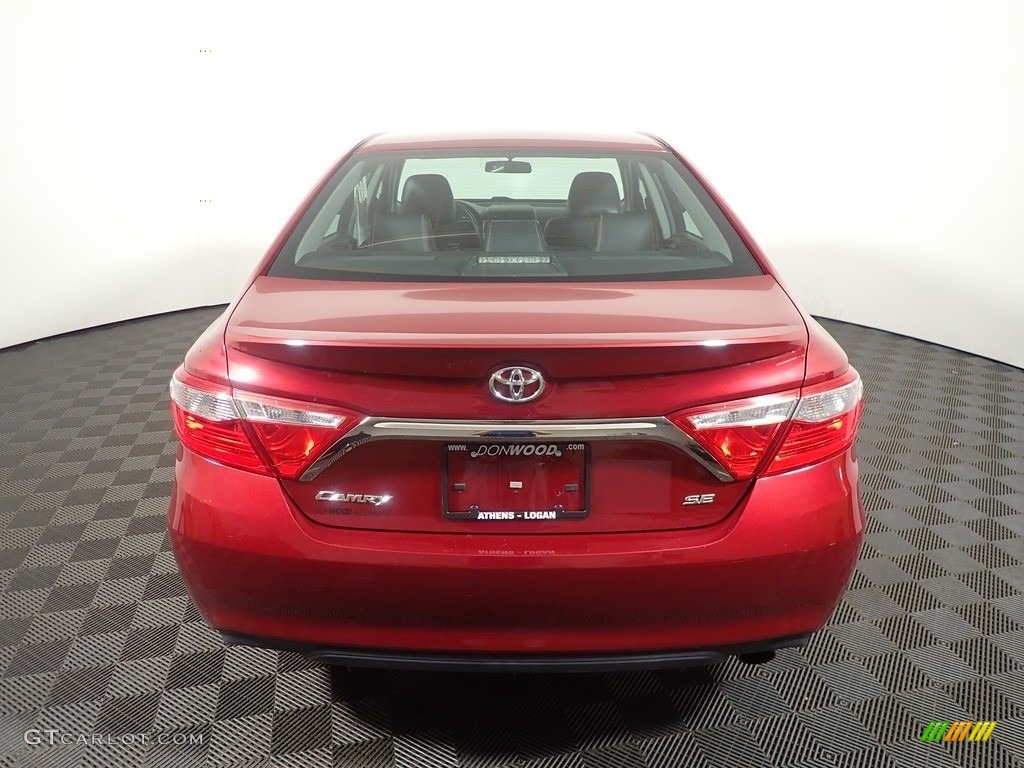 2015 Camry SE - Ruby Flare Pearl / Black photo #12
