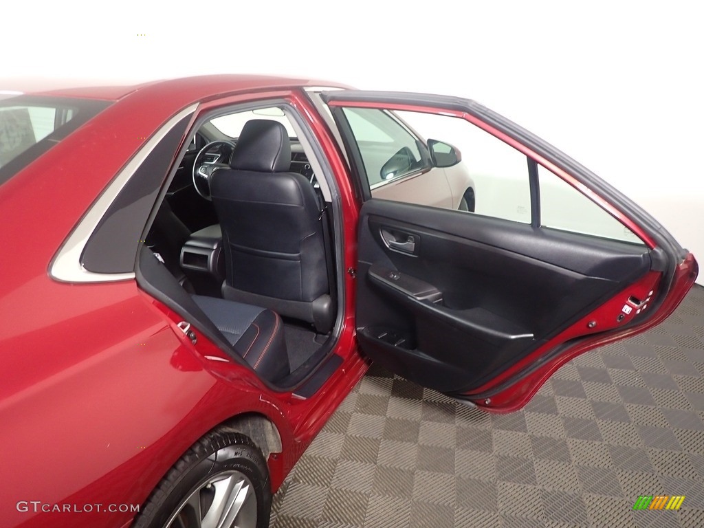 2015 Camry SE - Ruby Flare Pearl / Black photo #32