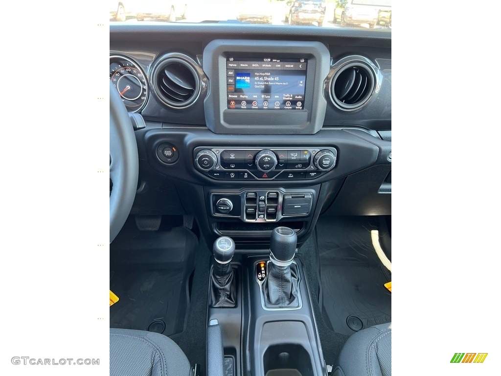 2022 Gladiator Altitude 4x4 - Bright White / Black photo #6
