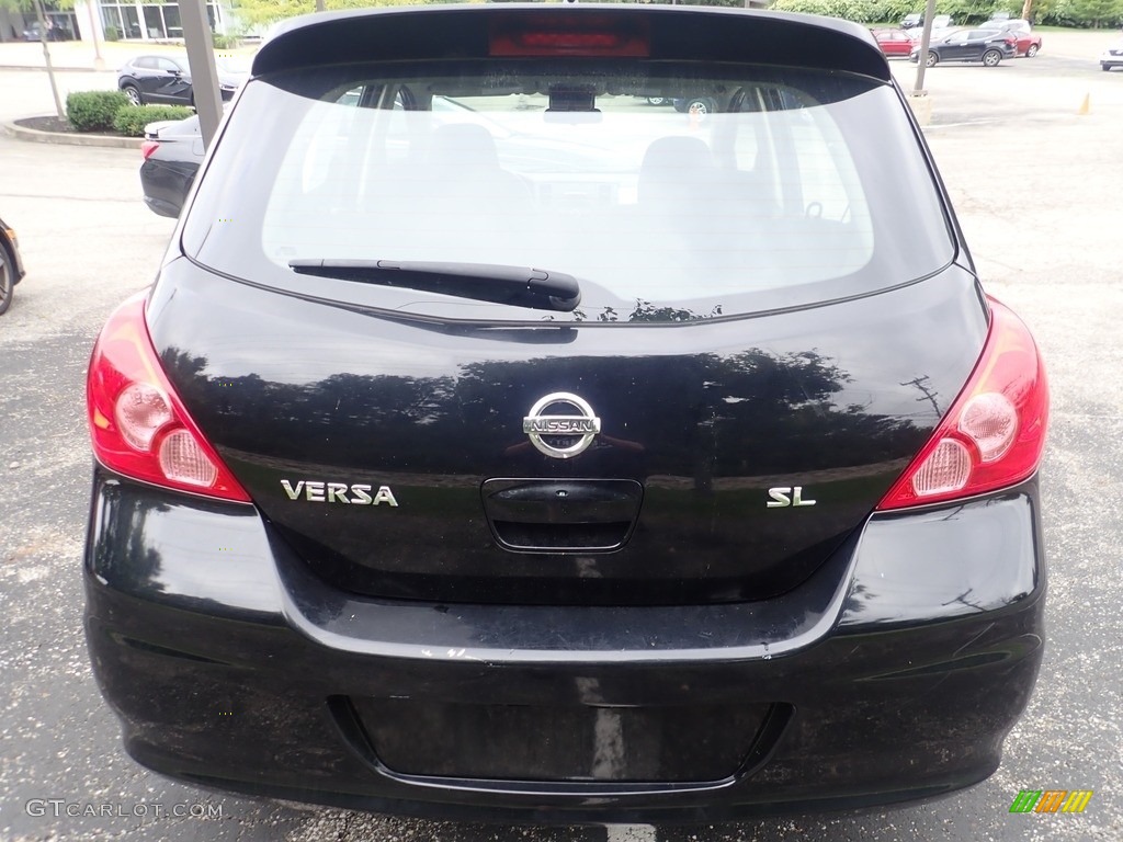 2010 Versa 1.8 SL Hatchback - Super Black / Charcoal photo #3