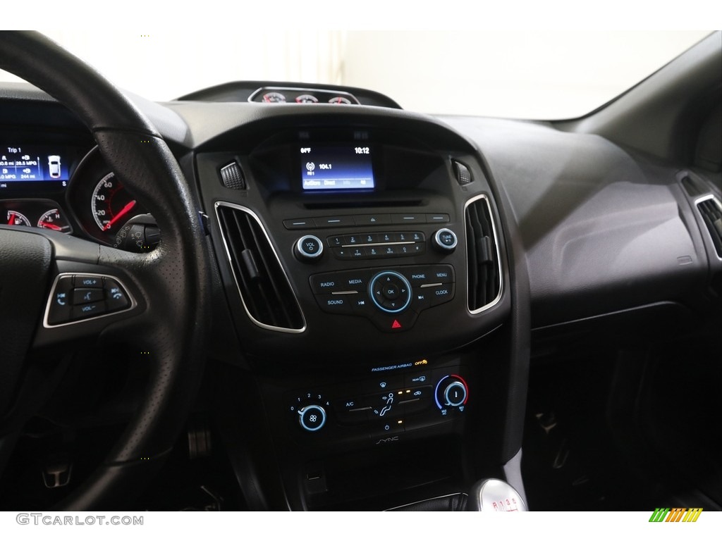 2016 Ford Focus ST Controls Photos
