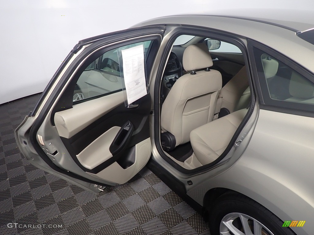 2016 Focus SE Sedan - Stealth Gray / Medium Light Stone photo #32
