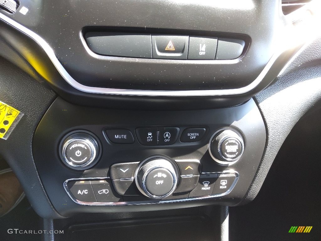 2021 Cherokee Latitude 4x4 - Spitfire Orange / Black photo #23