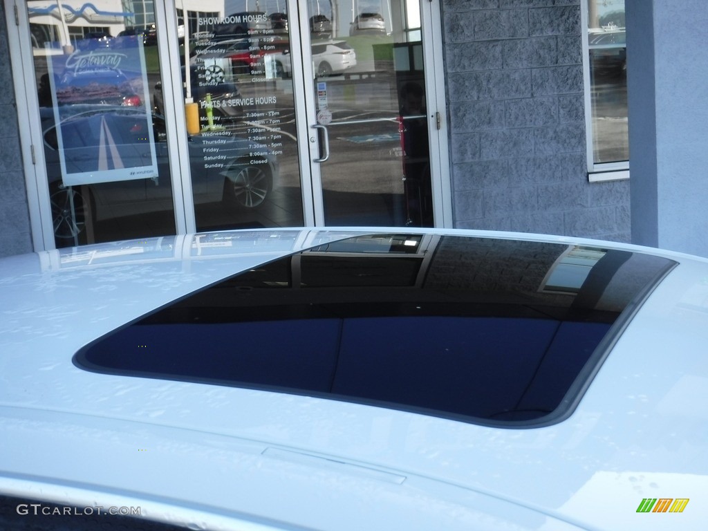 2018 3 Series 330i xDrive Sedan - Mineral White Metallic / Black photo #3