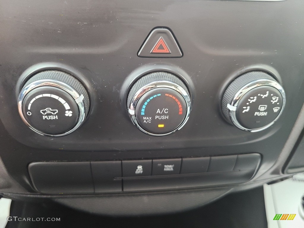 2016 Ram 1500 Express Crew Cab 4x4 Controls Photos