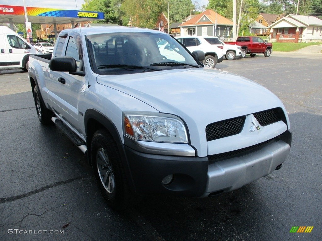 2006 Raider DuroCross Extended Cab 4x4 - Arctic White / Slate Gray photo #5