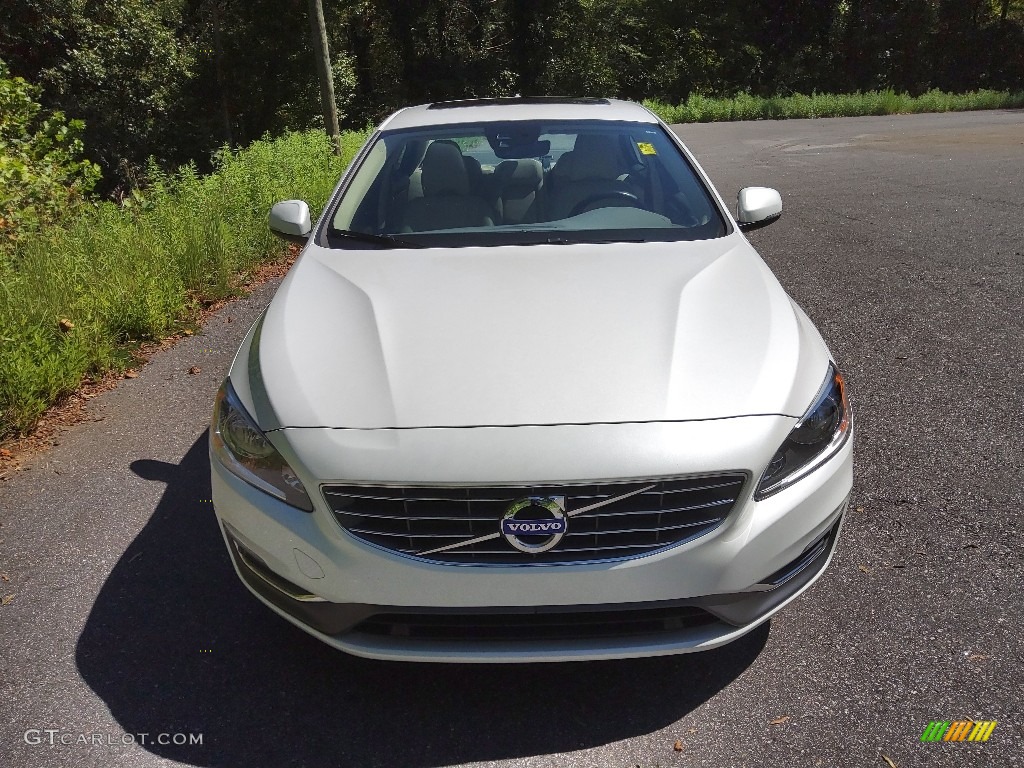 2017 S60 T6 AWD - Ice White / Soft Beige photo #3