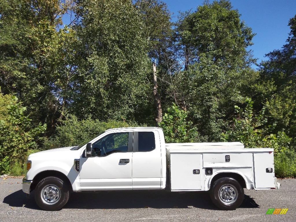 2018 F250 Super Duty XL SuperCab Chassis - Oxford White / Earth Gray photo #1