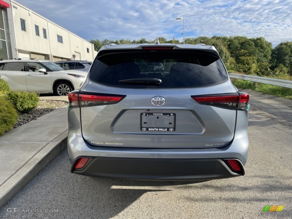 2022 Highlander XLE AWD - Moondust / Black photo #8