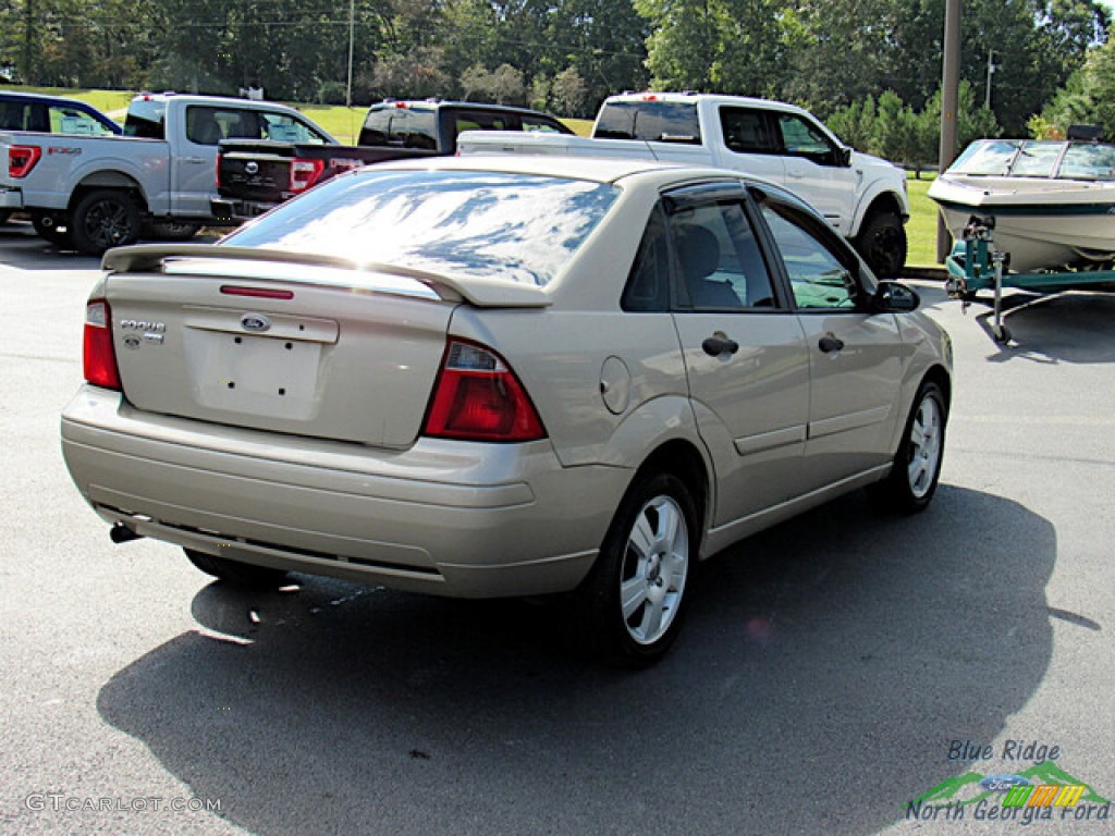 2007 Focus ZX4 SES Sedan - Pueblo Gold Metallic / Dark Pebble/Light Pebble photo #5