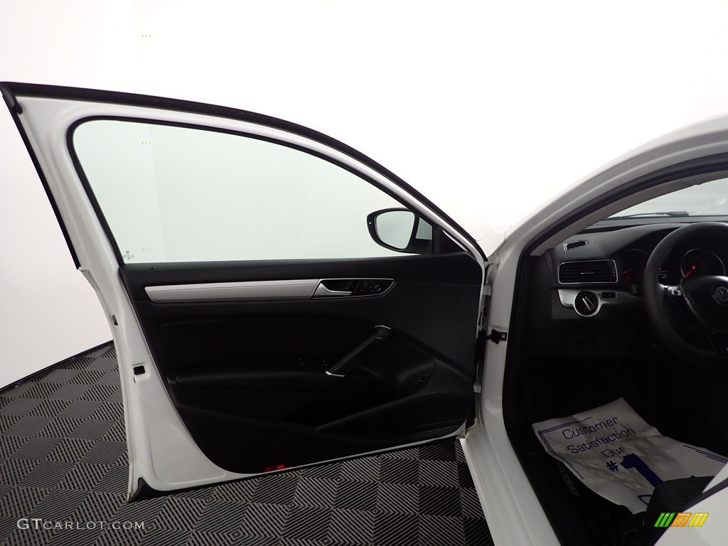 2017 Passat S Sedan - Pure White / Titan Black photo #11