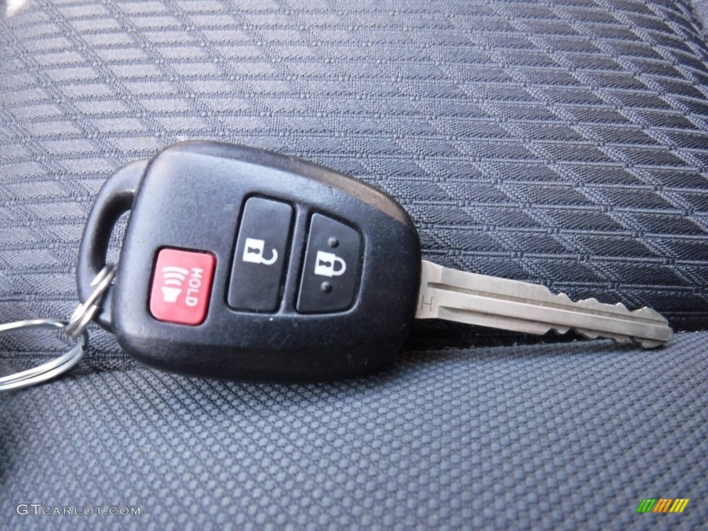 2016 Toyota Highlander LE Keys Photos