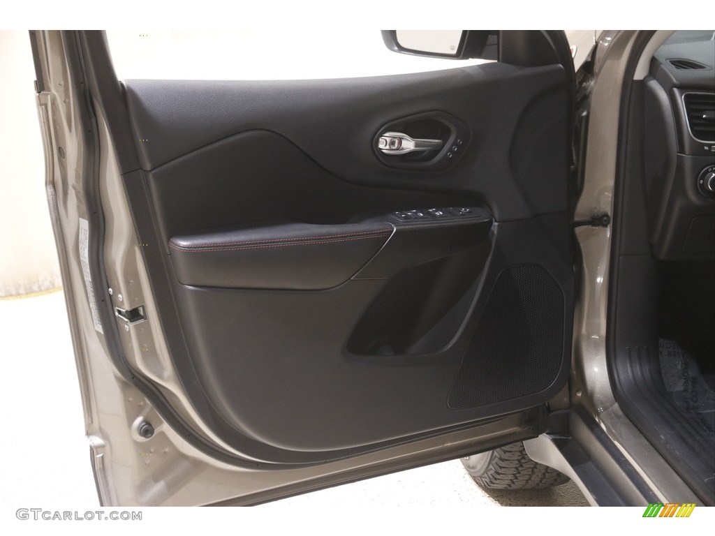 2019 Cherokee Trailhawk Elite 4x4 - Light Brownstone Pearl / Black photo #4