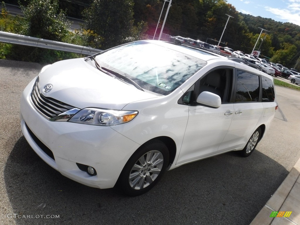2013 Sienna XLE AWD - Super White / Light Gray photo #13