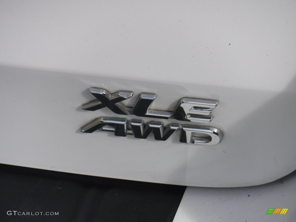 2013 Sienna XLE AWD - Super White / Light Gray photo #17