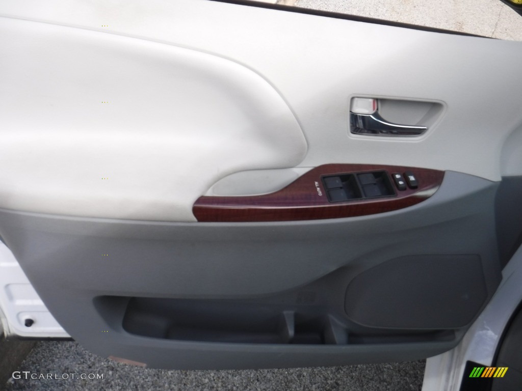 2013 Sienna XLE AWD - Super White / Light Gray photo #21
