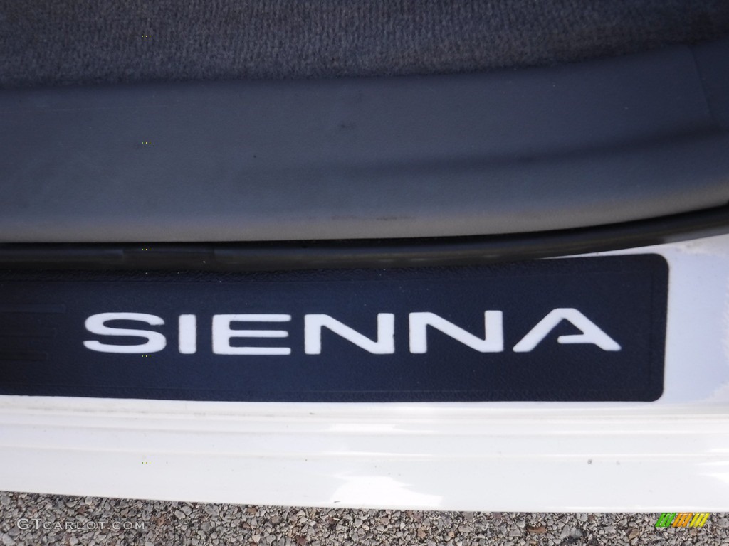 2013 Sienna XLE AWD - Super White / Light Gray photo #24