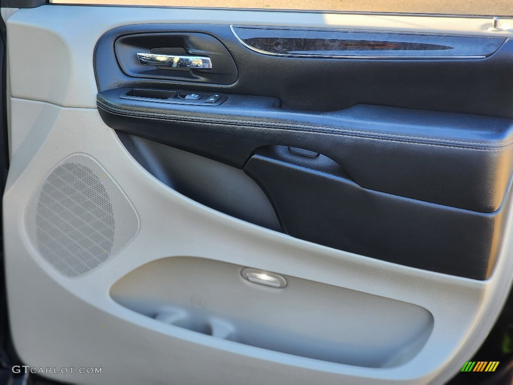 2015 Town & Country Touring - Brilliant Black Crystal Pearl / Black/Light Graystone photo #10