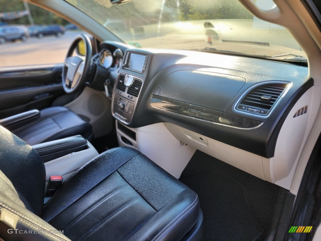 2015 Town & Country Touring - Brilliant Black Crystal Pearl / Black/Light Graystone photo #11