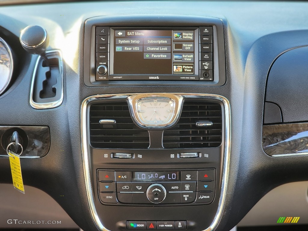 2015 Town & Country Touring - Brilliant Black Crystal Pearl / Black/Light Graystone photo #15