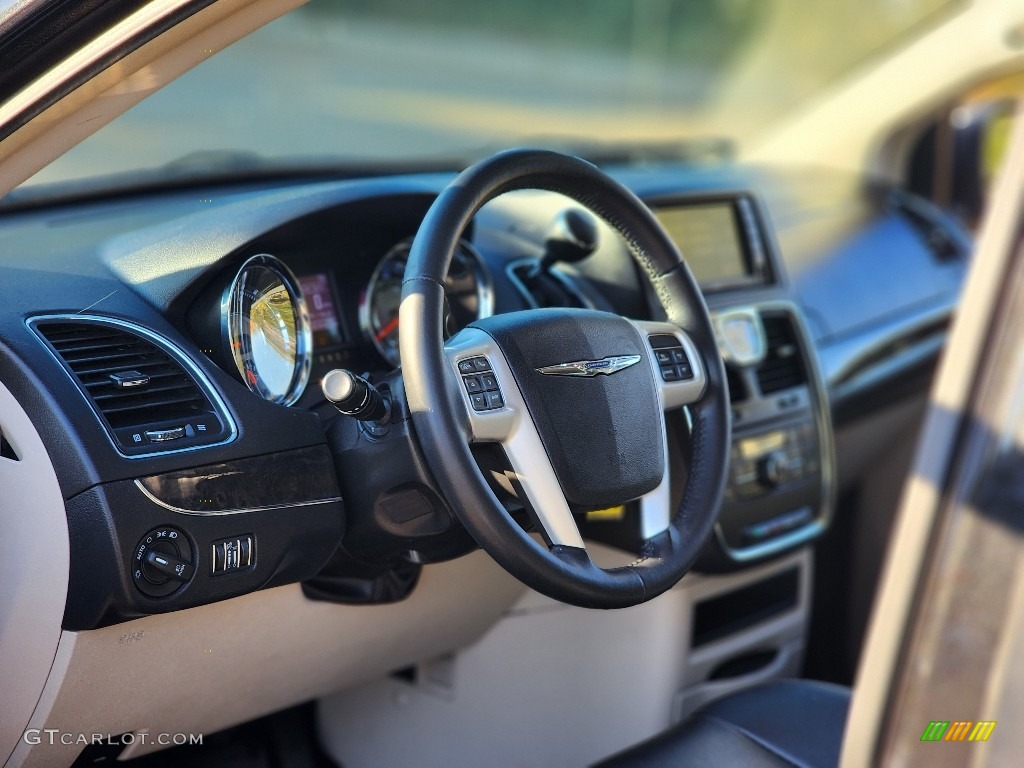 2015 Town & Country Touring - Brilliant Black Crystal Pearl / Black/Light Graystone photo #24