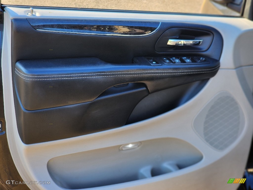 2015 Town & Country Touring - Brilliant Black Crystal Pearl / Black/Light Graystone photo #25