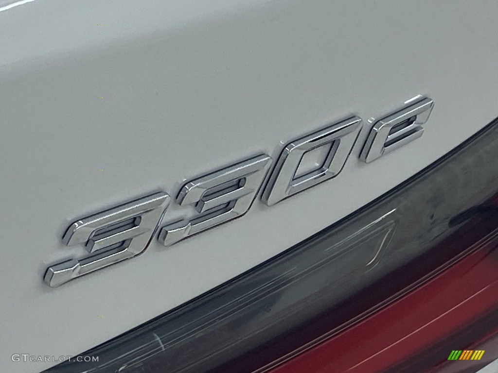 2023 BMW 3 Series 330e Sedan Marks and Logos Photos