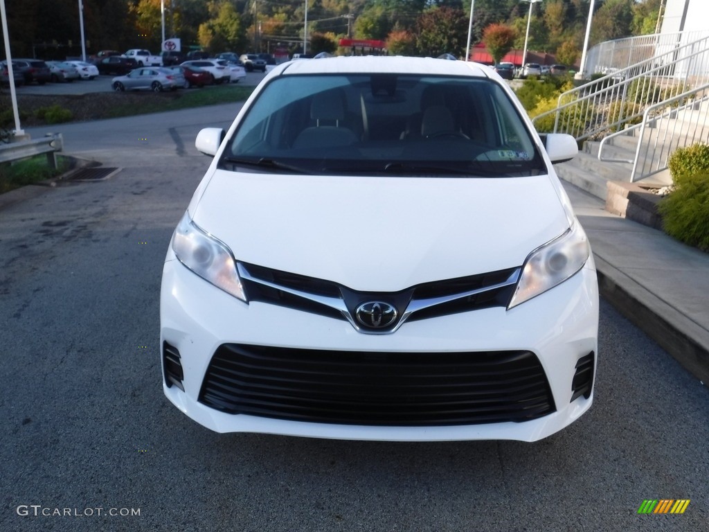 2019 Sienna LE AWD - Super White / Ash photo #12