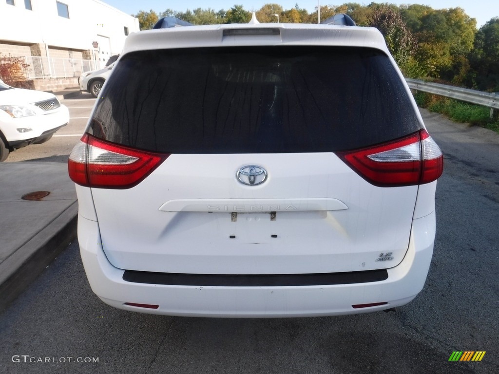 2019 Sienna LE AWD - Super White / Ash photo #15