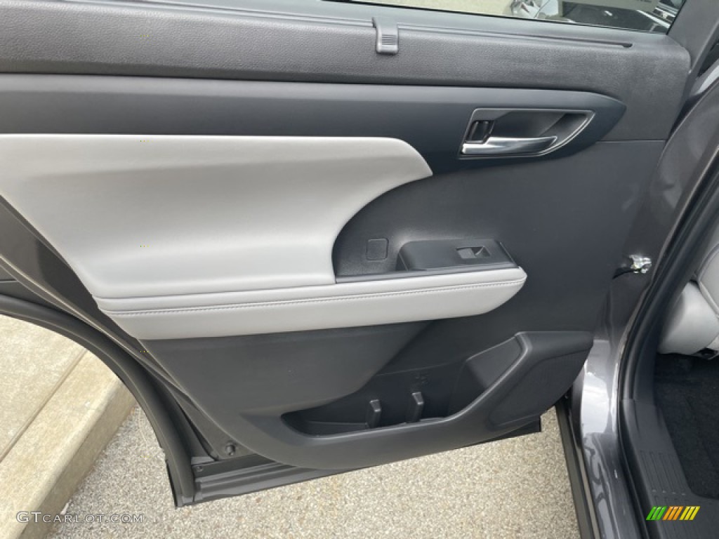 2022 Toyota Highlander XLE AWD Graphite Door Panel Photo #145013713