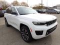 Front 3/4 View of 2023 Grand Cherokee Overland 4x4