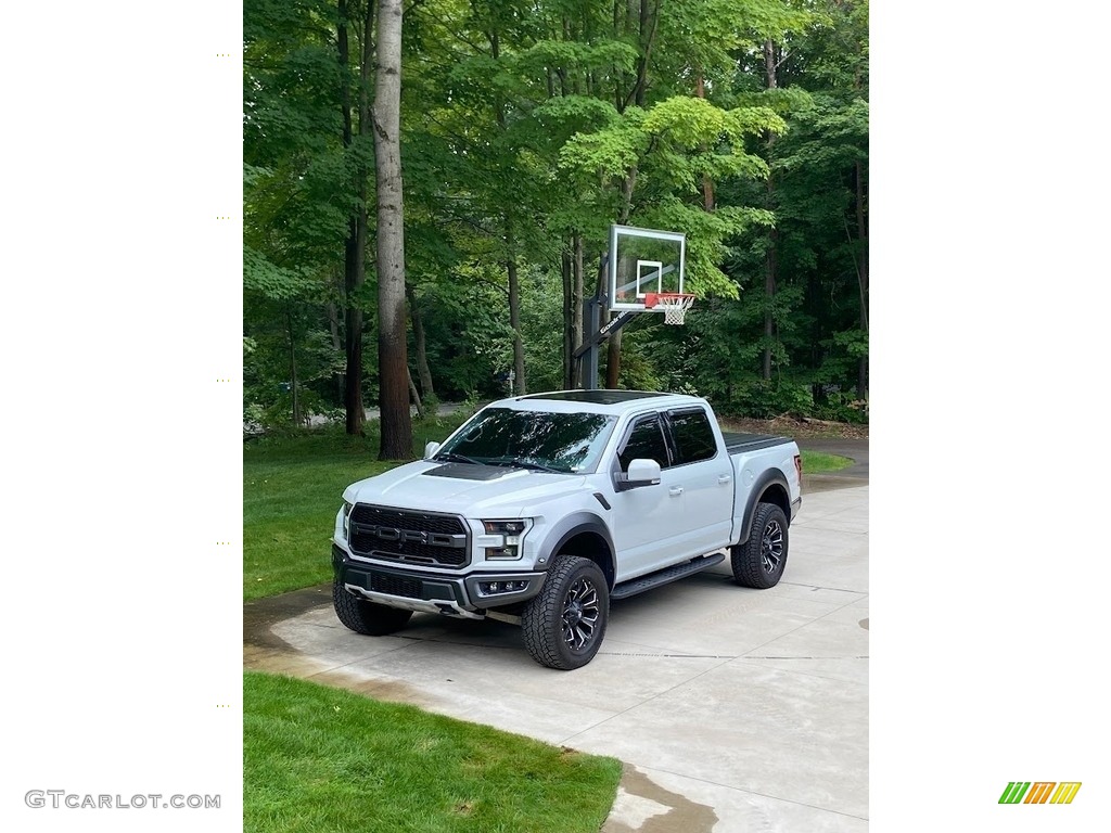 2017 F150 SVT Raptor SuperCrew 4x4 - Oxford White / Black photo #2