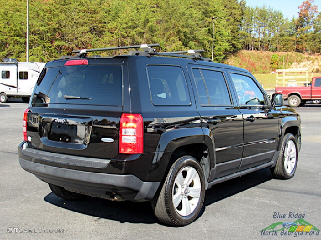2017 Patriot Latitude - Black / Dark Slate Gray photo #5