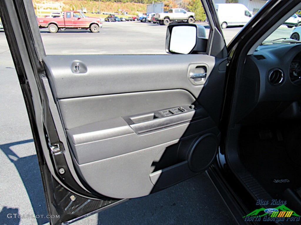 2017 Patriot Latitude - Black / Dark Slate Gray photo #10